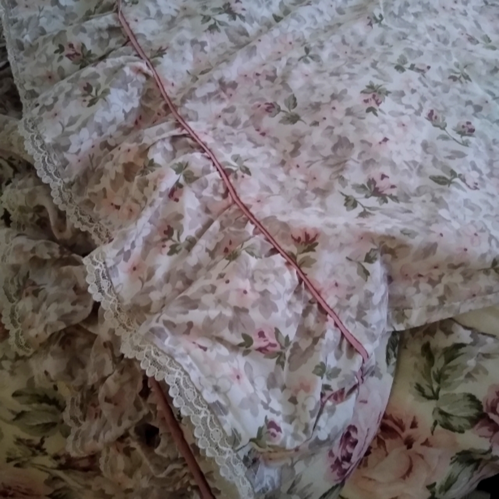 ISO please share Springmaid Queen Bedding - Picture 1 of 1